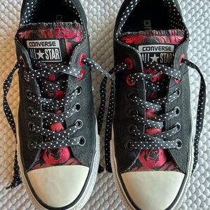 Converse Black and Red Sneakers with Classic Design